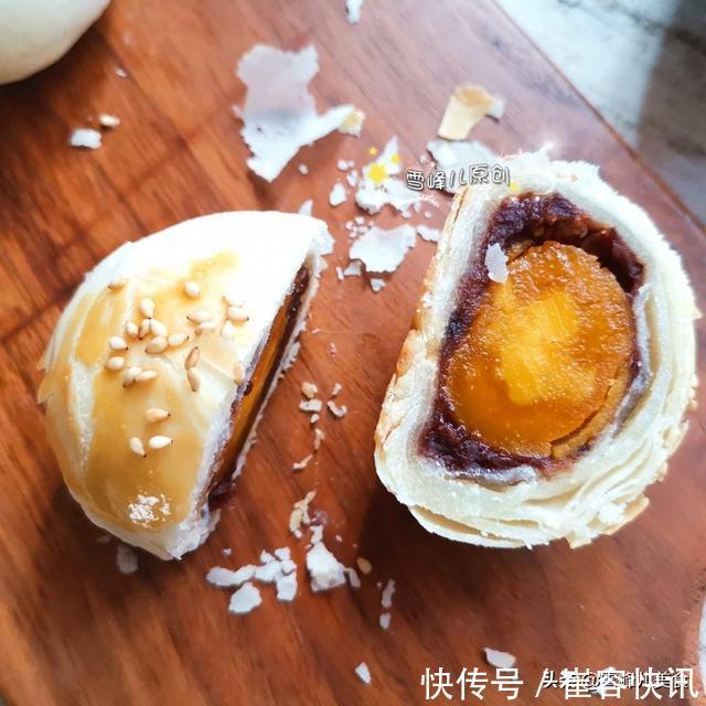 水油|外卖10块钱一个的蛋黄酥,自己做3块钱就搞定,酥得掉渣特好吃