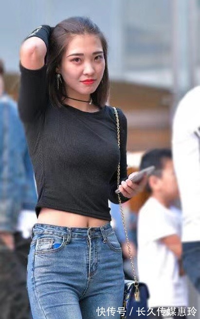 高腰|高腰牛仔裤搭配露脐T恤,时尚百搭又显高级,太有女王范了