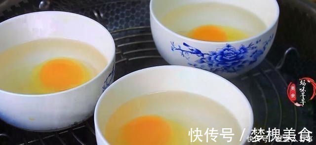 煮荷包蛋时,记得别水开下锅,掌握几个技巧,鸡蛋完整圆嫩不出沫