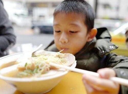 毒面条|看似一碗简单的面条却有“毒”：家长别让娃填饱了肚子而丢了未来