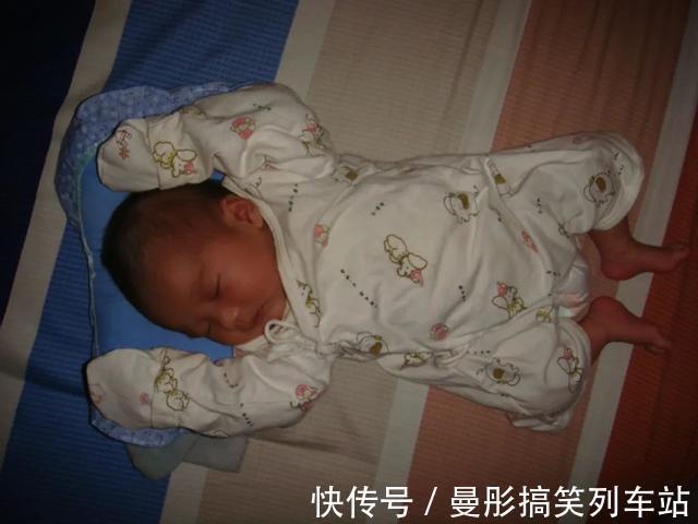 投降式|新生儿为什么偏爱“投降式睡姿”,需要纠正吗?很多家长做错了