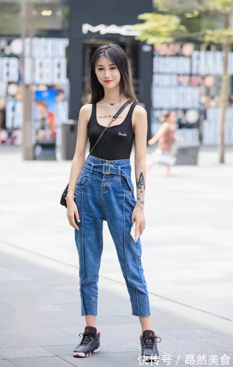 迷人|黑色的小背心,搭配上牛仔裤,显得非常漂亮迷人
