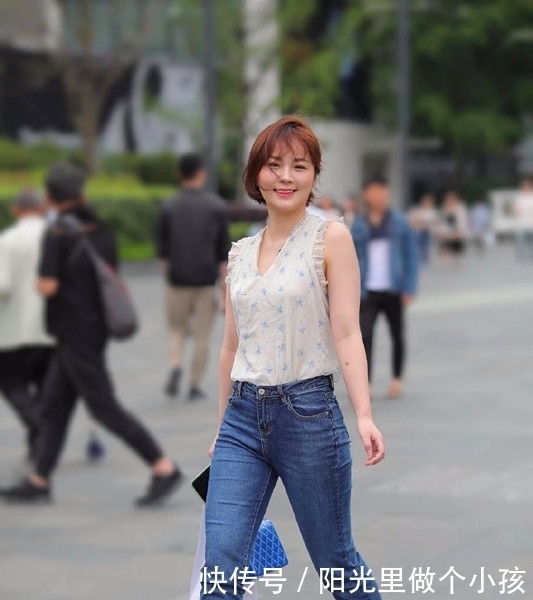 逛街|街拍,穿高跟鞋逛街的美女,又尖又细的鞋跟带来十足的魅力