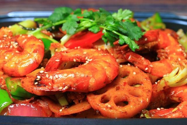 过年买虾，只看弯不弯就错了，记住这“4点”，都能买到新鲜大虾