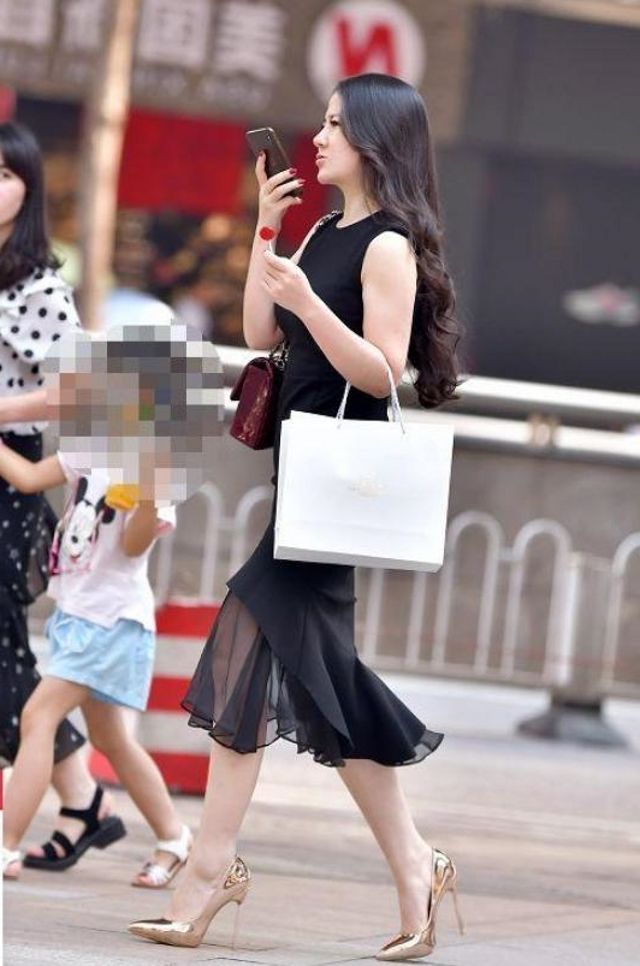 紧身裤 小姐姐露肩露脐上衣搭配牛仔开叉裙,展现了成熟女人的魅力