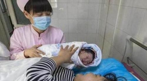 宝宝|婴儿刚出生时,第一个抱他的不要是这3种人,并非是迷信哦
