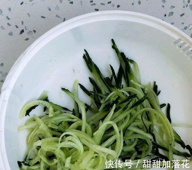 维生素c|立秋之后,遇到此蔬菜要珍惜,维C含量很高,蒸包子特别香!