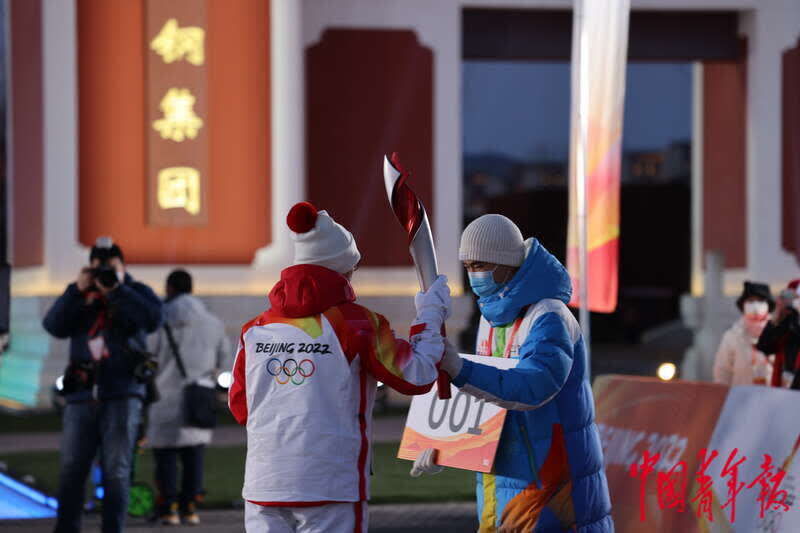 曲俊燕|直击北京冬奥会火炬首钢园传递现场 多名火炬手与市民游客共赴冰雪之约