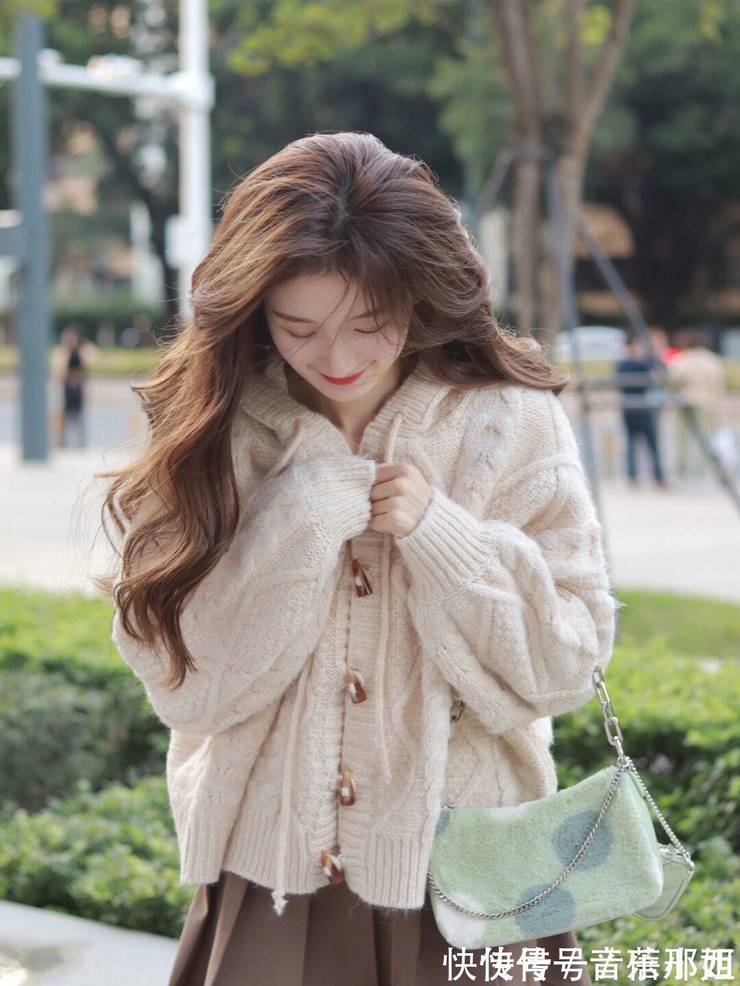 冬季 紧身裤过时了,这个冬季流行“毛衣+半身裙”,轻松穿出不俗气质