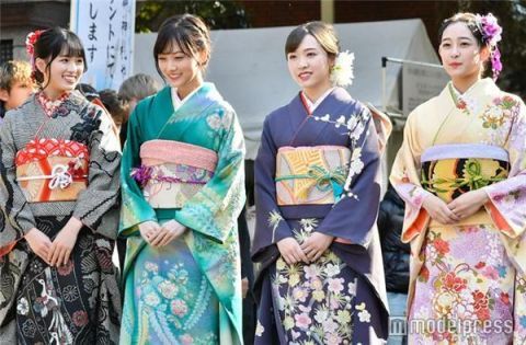 乃木坂46成员山下美月等4人身着和服盛装出席成人式 快资讯