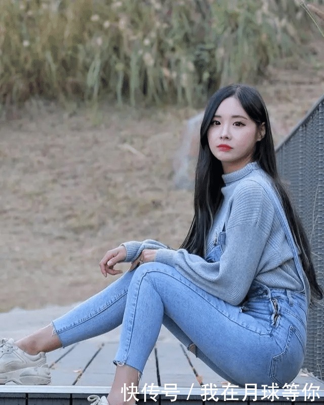 背带裤|清水出芙蓉,天然去雕饰,牛仔背带裤配针织上衣的清纯温柔穿搭