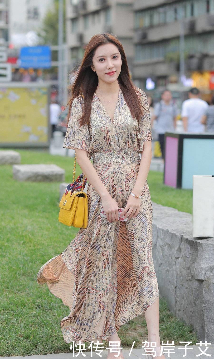 雪纺印花连衣裙搭配水晶高跟凉拖鞋,穿出清凉感,显身材又有气质