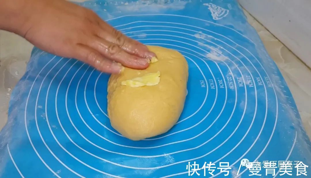 红豆面包|家常红豆面包做法，两勺卷一卷，松软香甜又解馋，学会都能开店了