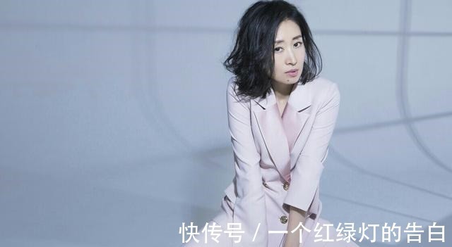 女性 40+的女性适合留什么发型推荐这4款发型,优雅又显气质!