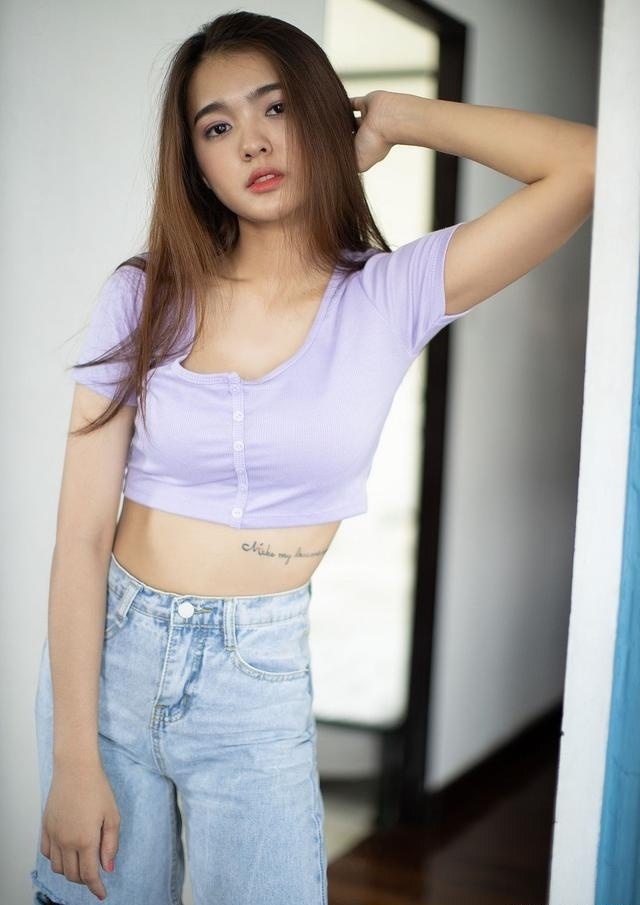 身材|省布料的小背心搭配宽松牛仔裤,秀出小姐姐的身材,也穿出了个性