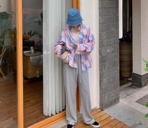 美skr 今年流行一种新穿法,叫衬衫+“卫裤”,时髦还显瘦,美skr人