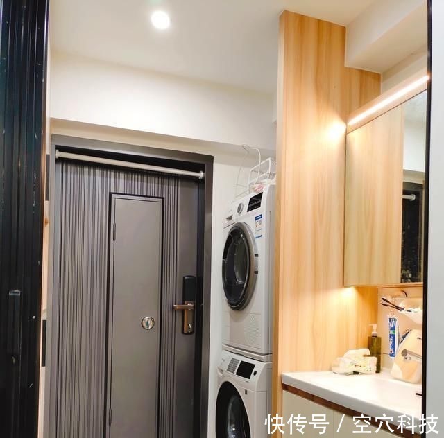 玄关|她买下42㎡单身公寓,一家三口住,客厅不放沙发,阳台当榻榻米