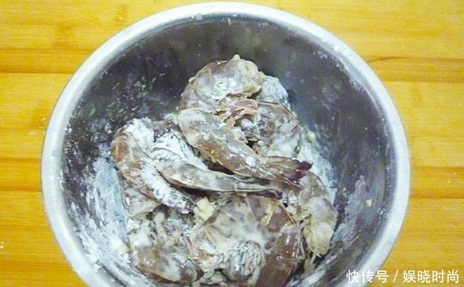不放过|蒜蓉椒盐虾,让你连虾壳都不放过的大虾做法,还有着浓浓的蒜香