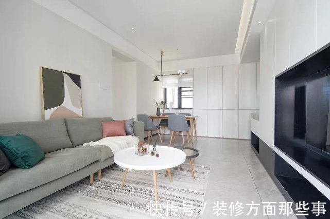 北欧风|90平北欧风二居室,餐厅看向客厅明亮而惬意,黑色线条灯具呼应