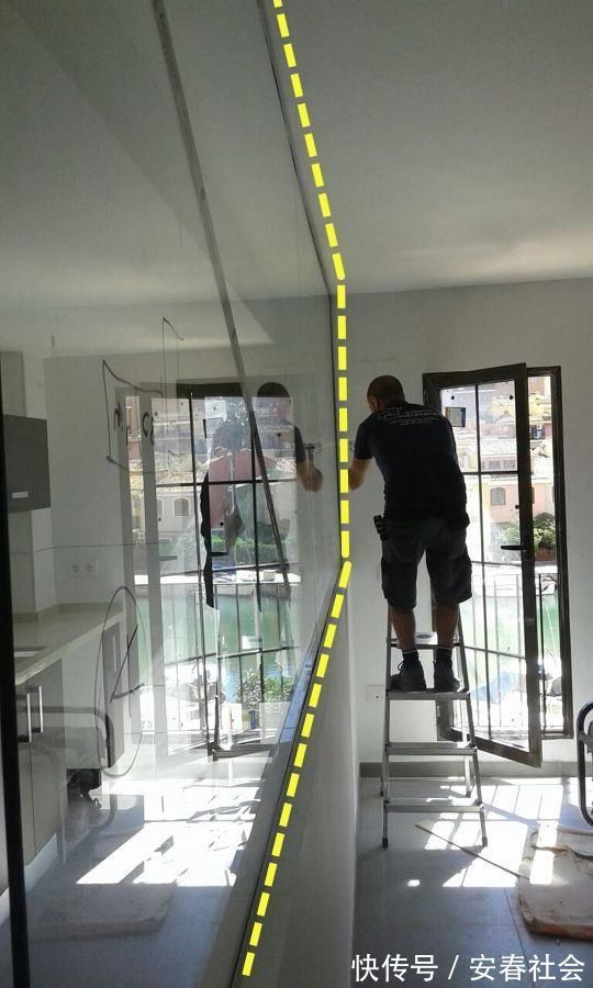 实心|都是装厨房，国外偏偏弄半个玻璃房，一半玻璃一半实心墙，靠谱不