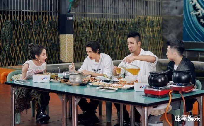 女儿们的恋爱:萧亚轩为何提前结束了节目录制,原因太真实