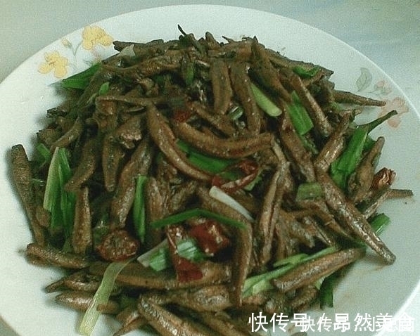 大热天的, 我炒了这个菜, 香极了, 下饭也下酒, 老公一人吃了一锅米饭