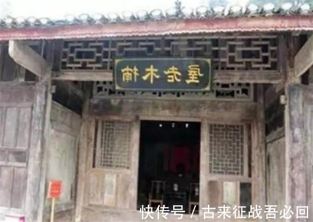 木屋$老农住价值8亿金丝楠木木屋,100万卖给投资商,今搬回乡下盖新房