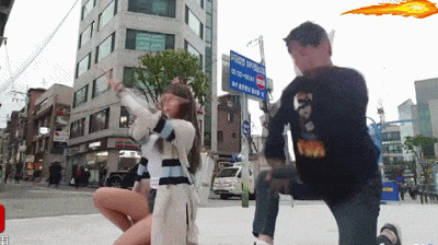 |搞笑GIF:为什么不让我吃一口热乎的,天冷了,我不想只喝汤啊