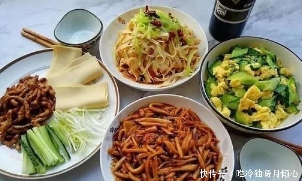 一家4口人的一顿饭,北方人表示很平常,南方人够我们吃2天