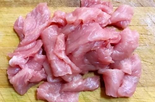 猪瘦肉怎么炒才不柴？不要直接下锅炒，做好4步，吃着又嫩又香