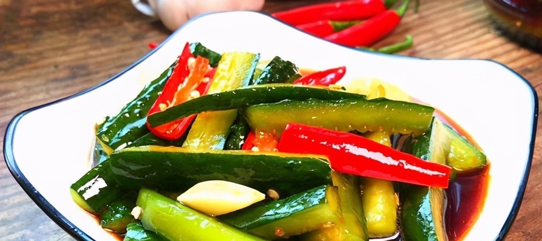 腌黄瓜，先放盐就错了，家里奶奶教我这样做，20斤黄瓜都不够吃