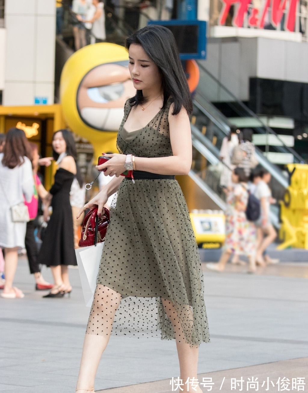 气质|气质女生穿时尚裙装，雅致又高级，轻松展现出了靓丽出众的美