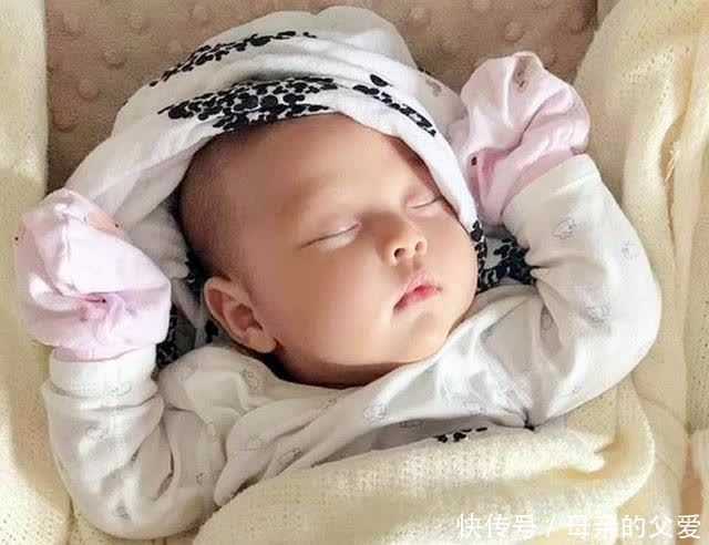 宝宝出生后穿连体衣还是穿分体衣？这件小事有大讲究，要弄清楚