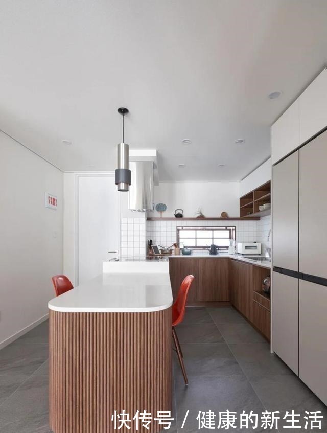 装修|别人装门位置他们家拆掉,玄关加门包成一间房,装修让人眼前一亮!