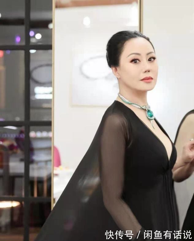 单品|章小蕙真壕,戴的项链钻石一颗比一颗大,配黑色礼服贵妇范十足