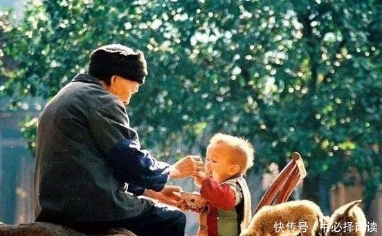 缺点|老人带娃全是缺点?话别说太满,他们带娃的优点有几个父母能做到