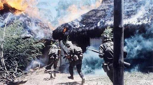 美国|美军被弹雨包围!200名特种兵慌忙逃窜,30架直升机成活靶子