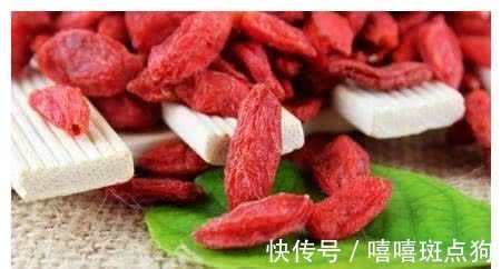 营养师|枸杞干嚼好还是泡水好?枸杞什么时候吃效果最佳?营养师告诉你