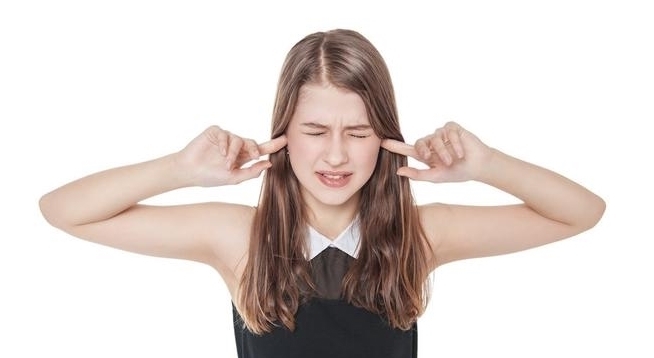 肝脏|肝火太旺,身体有4种症状,1种水是“灭火器”,要多喝