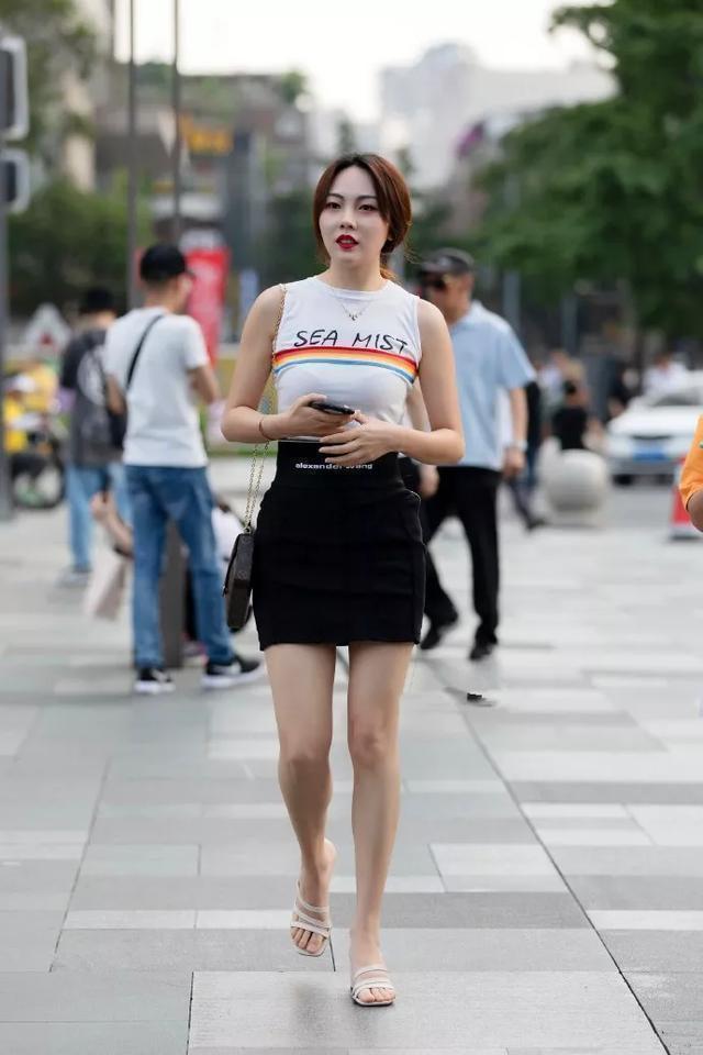 姐姐黄色连衣裙搭配了一双黑色的高跟鞋,很彰显出她的自身魅力