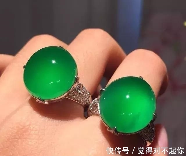 水头|老大爷嫌自己佩戴的翡翠水头不太好,用水一泡后,一看吓了一跳