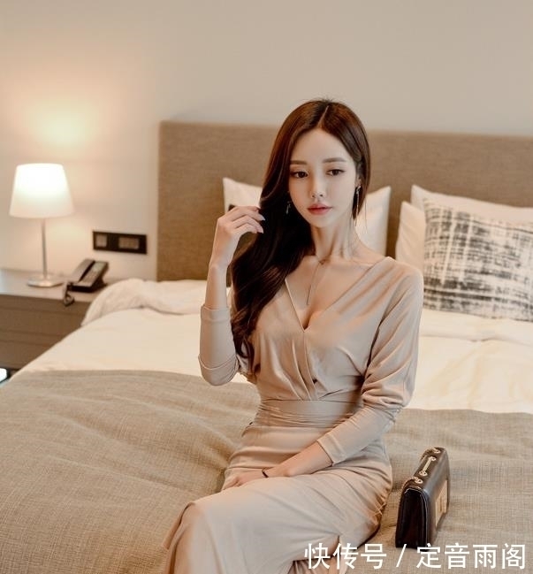 一款舒适的紧身连衣裙,浪漫甜美,突显个性时尚