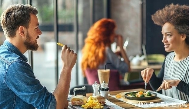 男人晨起后空腹嚼几片生姜，一个月后，3个“变