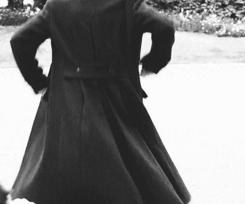 买大衣就要挑“经典色”！灰色大衣高级有气质，穿几年也不过时