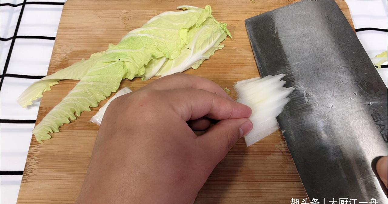 炒白菜时,最忌直接下锅炒!炒前记得多加这1步,白菜爽脆不出水