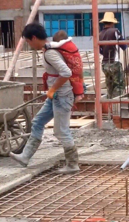 干活|爸爸背着孩子在工地干活的照片火了,网友:他的名字叫“父亲”