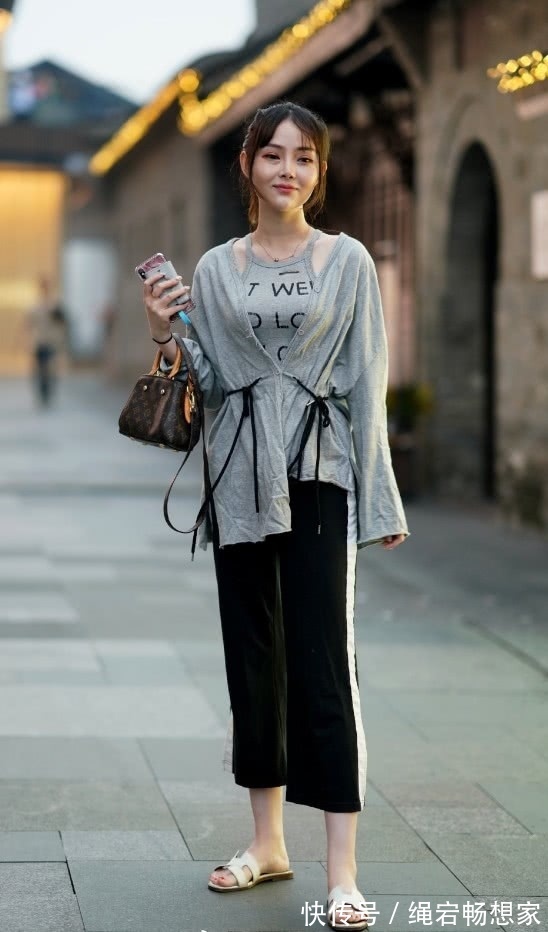 直筒裤 长裤已经不流行了,街头火了一款“一条杠九分裤”,显瘦至少5斤