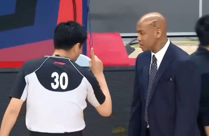 警告|马布里不满判罚场边大叫,30号裁判一点都不惯着,直接警告让闭嘴