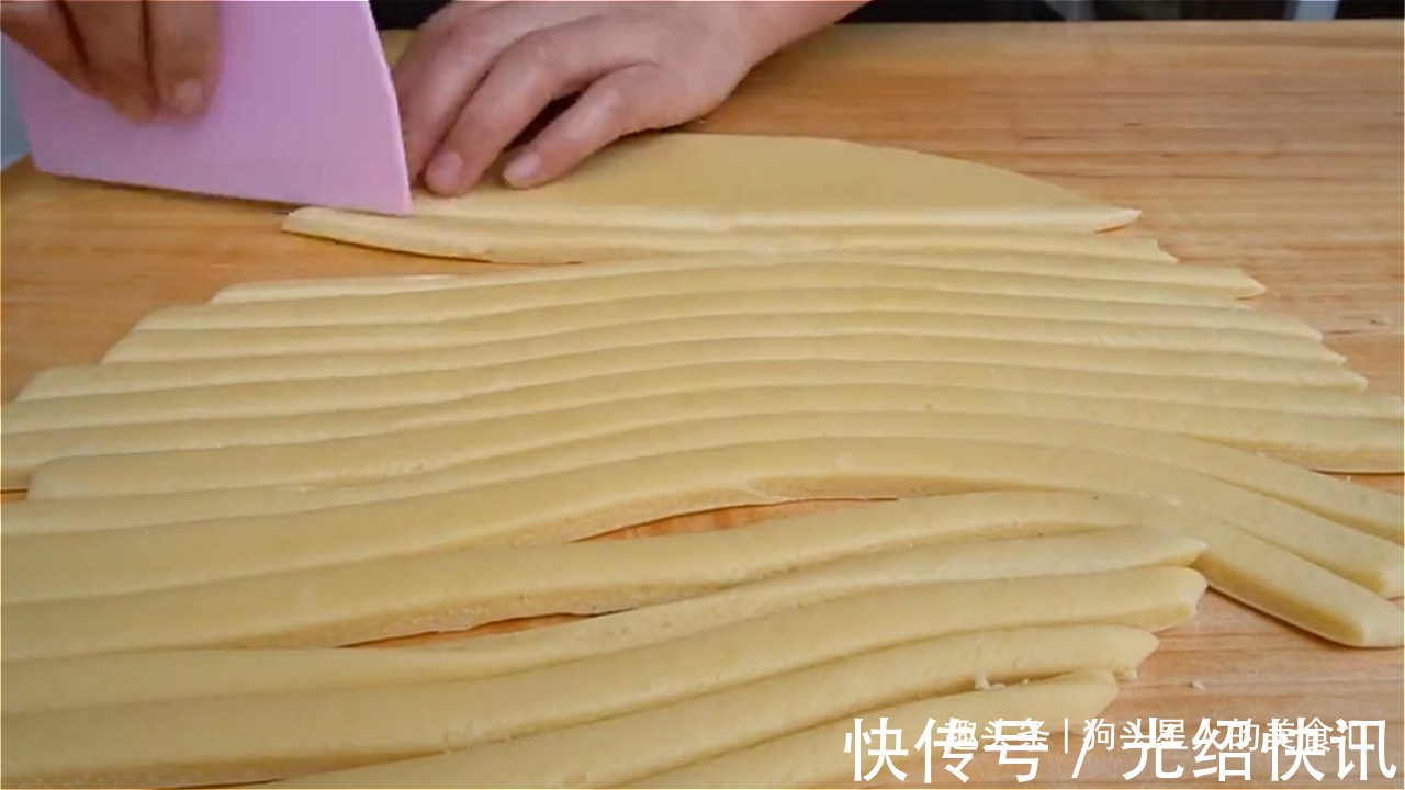 香酥|想吃芝麻酥条,教你最简单的做法,几块钱能做一大篮,香酥爽脆