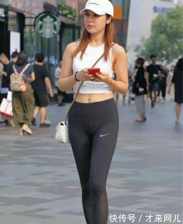 白色上衣 黑色打底裤搭配白色上衣，很有穿搭感的穿搭，非常有气质！